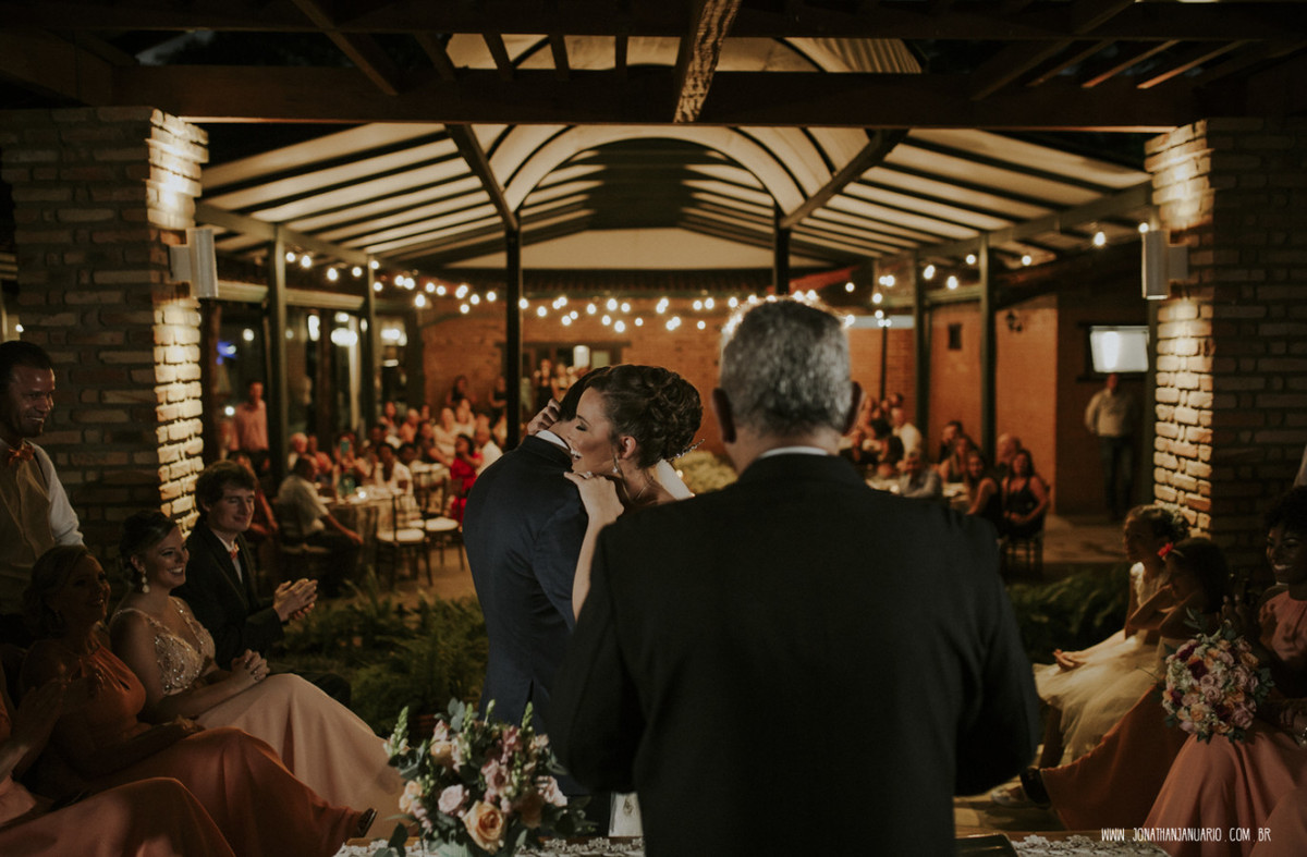 casal apaixonado, natureza, love, amor, Jonathan Januario, foto, fotografia, Araras, leme, limeira,campinas, São Paulo, Rio claro, folk, lifeStyle, montanha, foto na fazenda, casamento de noite, noiva, vestido de noiva, vestida pra casar, lápis de noiva

