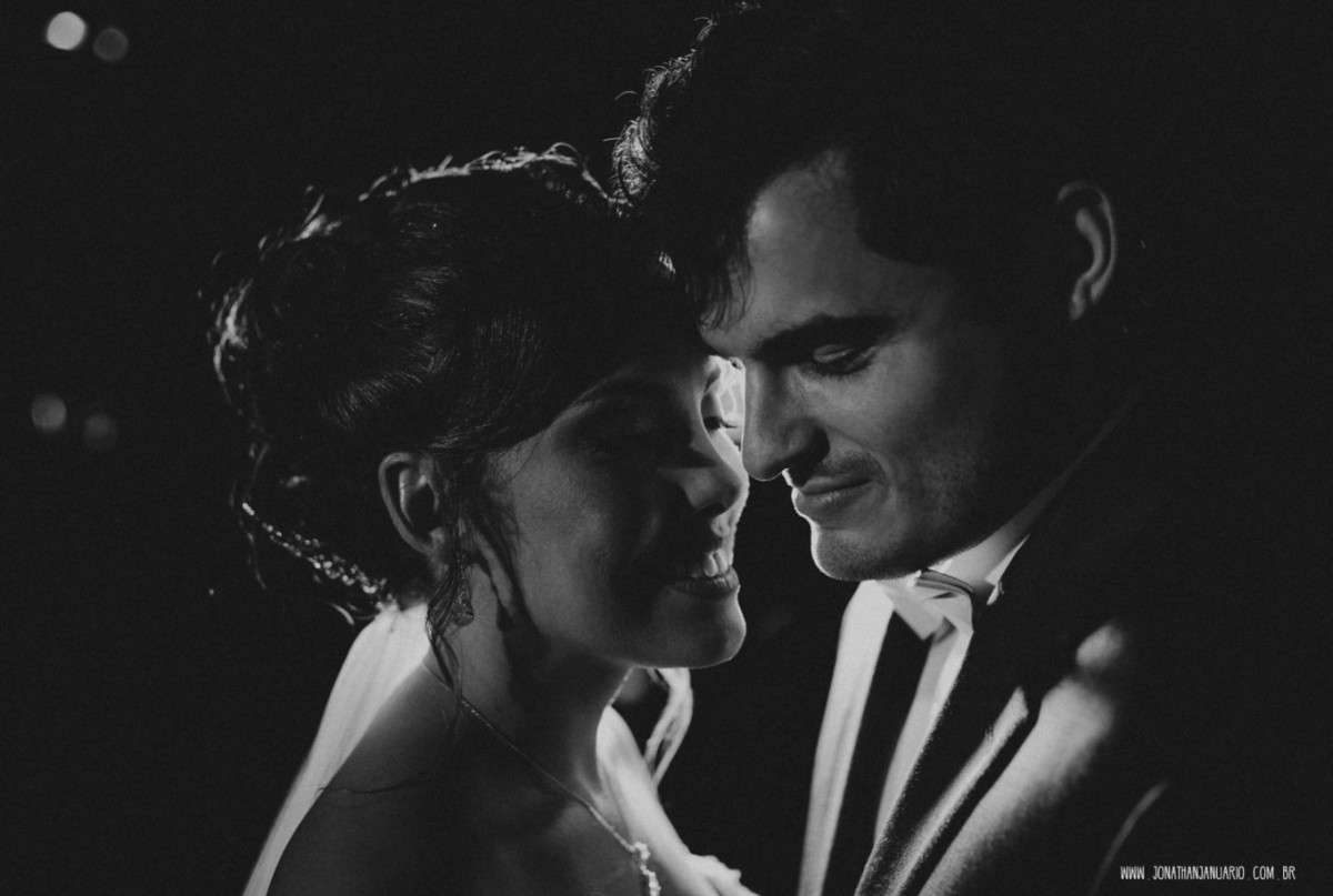 casal apaixonado, natureza, love, amor, Jonathan Januario, foto, fotografia, Araras, leme, limeira,campinas, São Paulo, Rio claro, folk, lifeStyle, montanha, foto na fazenda, casamento de noite, noiva, vestido de noiva, vestida pra casar, lápis de noiva

