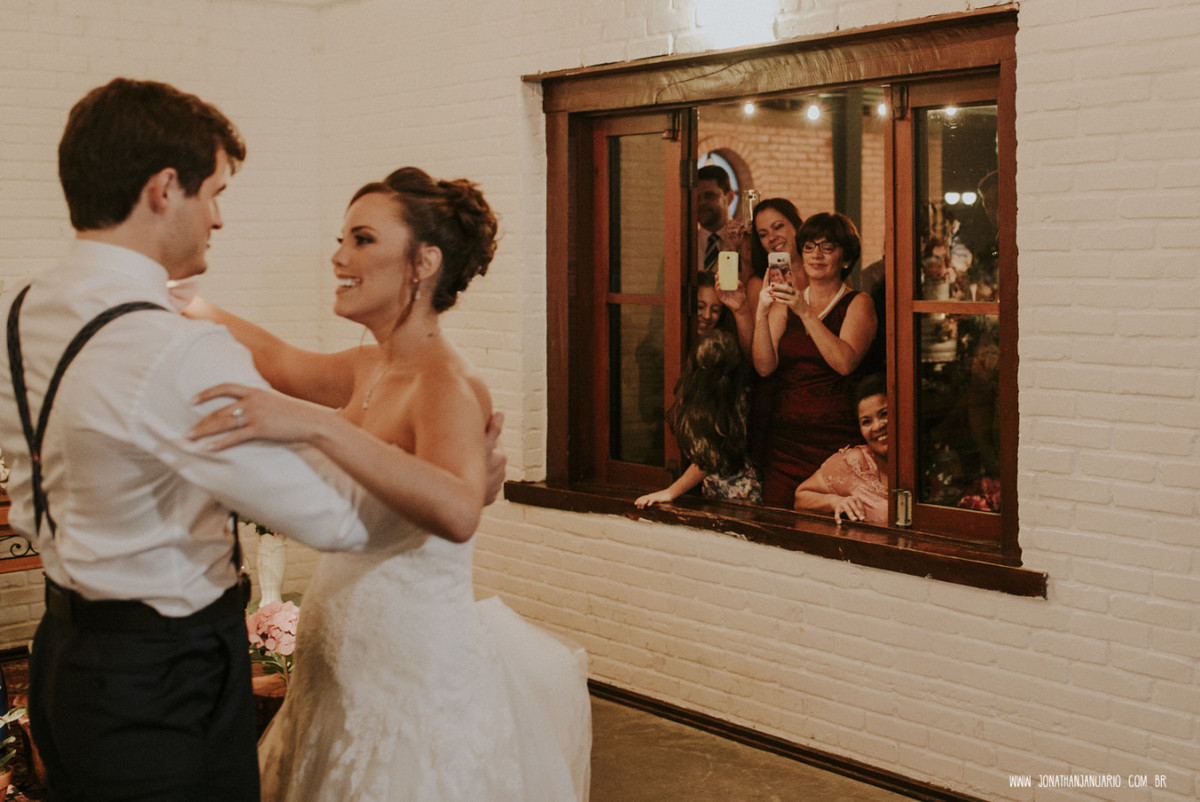 casal apaixonado, natureza, love, amor, Jonathan Januario, foto, fotografia, Araras, leme, limeira,campinas, São Paulo, Rio claro, folk, lifeStyle, montanha, foto na fazenda, casamento de noite, noiva, vestido de noiva, vestida pra casar, lápis de noiva

