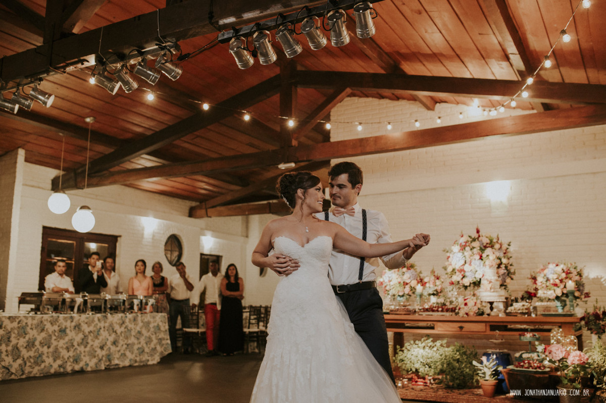 casal apaixonado, natureza, love, amor, Jonathan Januario, foto, fotografia, Araras, leme, limeira,campinas, São Paulo, Rio claro, folk, lifeStyle, montanha, foto na fazenda, casamento de noite, noiva, vestido de noiva, vestida pra casar, lápis de noiva

