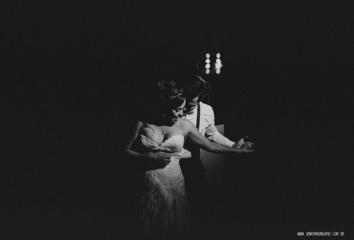 casal apaixonado, natureza, love, amor, Jonathan Januario, foto, fotografia, Araras, leme, limeira,campinas, São Paulo, Rio claro, folk, lifeStyle, montanha, foto na fazenda, casamento de noite, noiva, vestido de noiva, vestida pra casar, lápis de noiva

