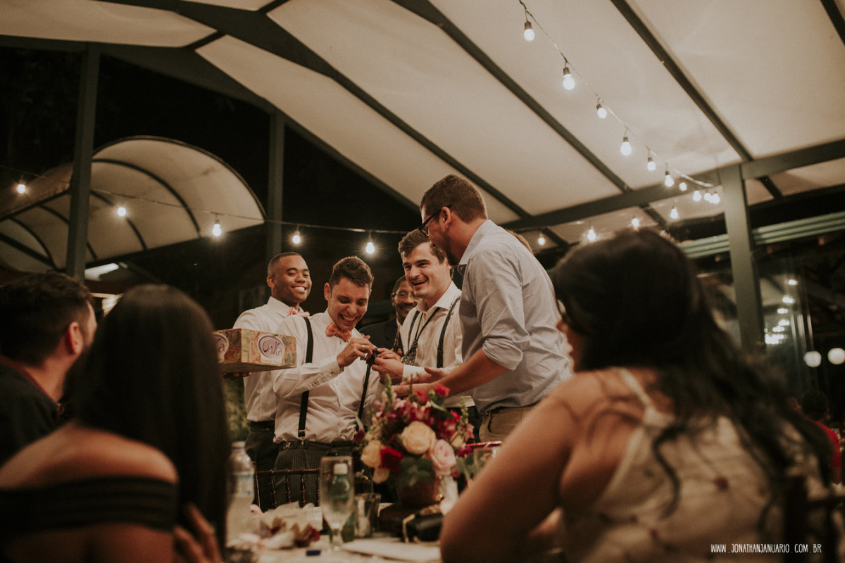 casal apaixonado, natureza, love, amor, Jonathan Januario, foto, fotografia, Araras, leme, limeira,campinas, São Paulo, Rio claro, folk, lifeStyle, montanha, foto na fazenda, casamento de noite, noiva, vestido de noiva, vestida pra casar, lápis de noiva

