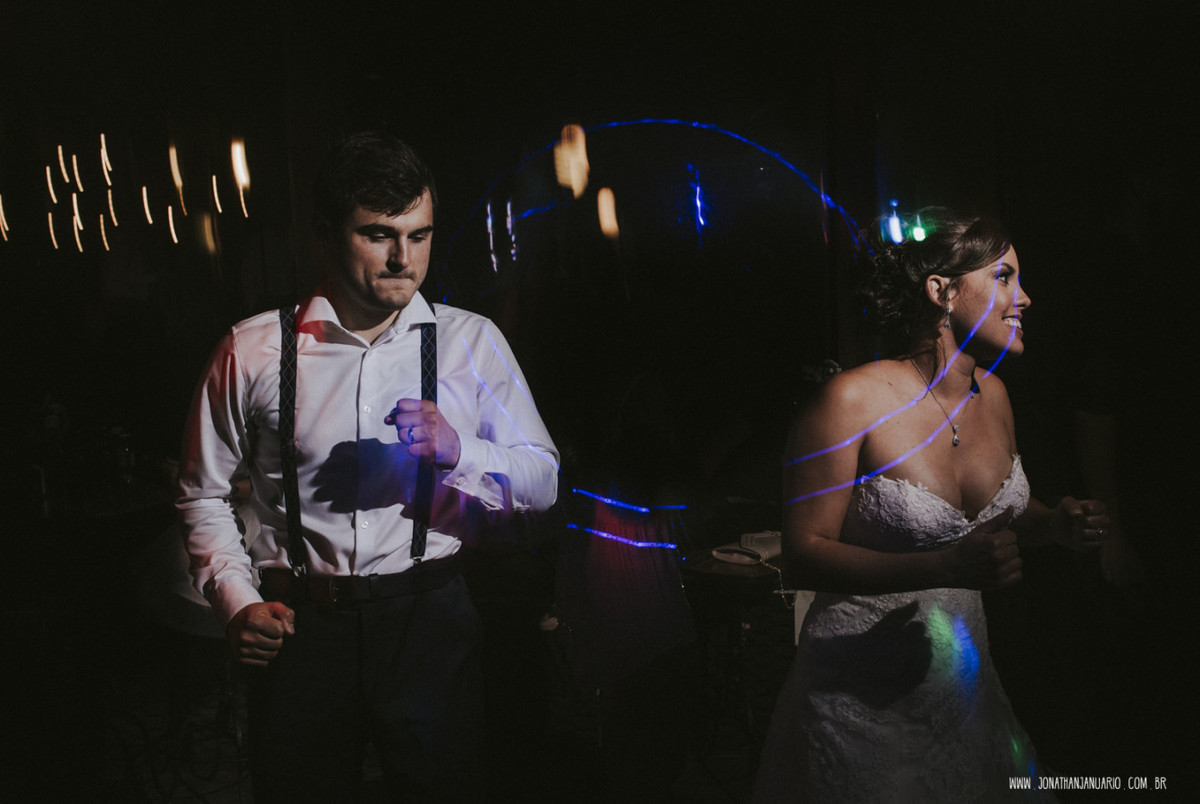 casal apaixonado, natureza, love, amor, Jonathan Januario, foto, fotografia, Araras, leme, limeira,campinas, São Paulo, Rio claro, folk, lifeStyle, montanha, foto na fazenda, casamento de noite, noiva, vestido de noiva, vestida pra casar, lápis de noiva

