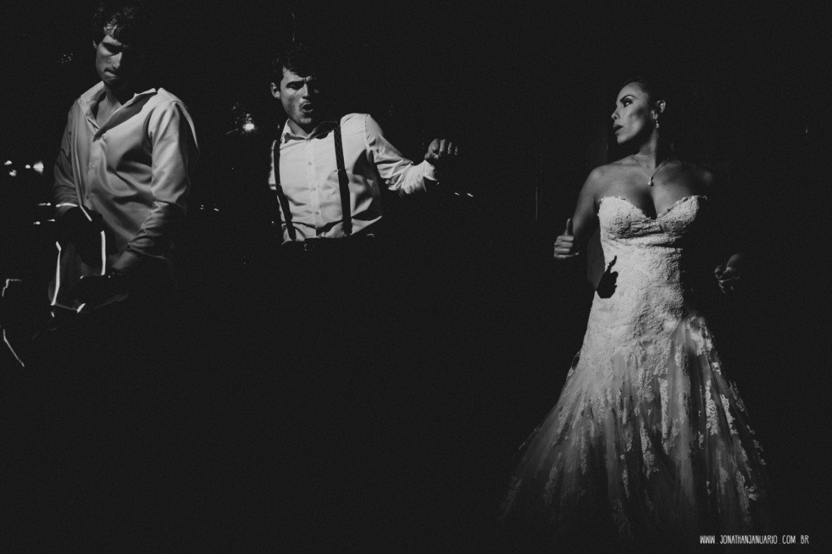 casal apaixonado, natureza, love, amor, Jonathan Januario, foto, fotografia, Araras, leme, limeira,campinas, São Paulo, Rio claro, folk, lifeStyle, montanha, foto na fazenda, casamento de noite, noiva, vestido de noiva, vestida pra casar, lápis de noiva

