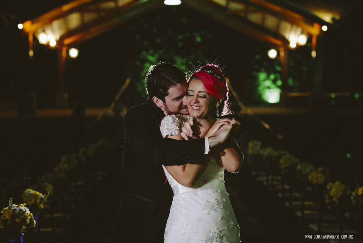 casal apaixonado, natureza, love, amor, Jonathan Januario, foto, fotografia, Araras, leme, limeira,campinas, São Paulo, Rio claro, folk, lifeStyle, montanha, foto na fazenda, casamento de noite, noiva, vestido de noiva, vestida pra casar, lápis de noiva