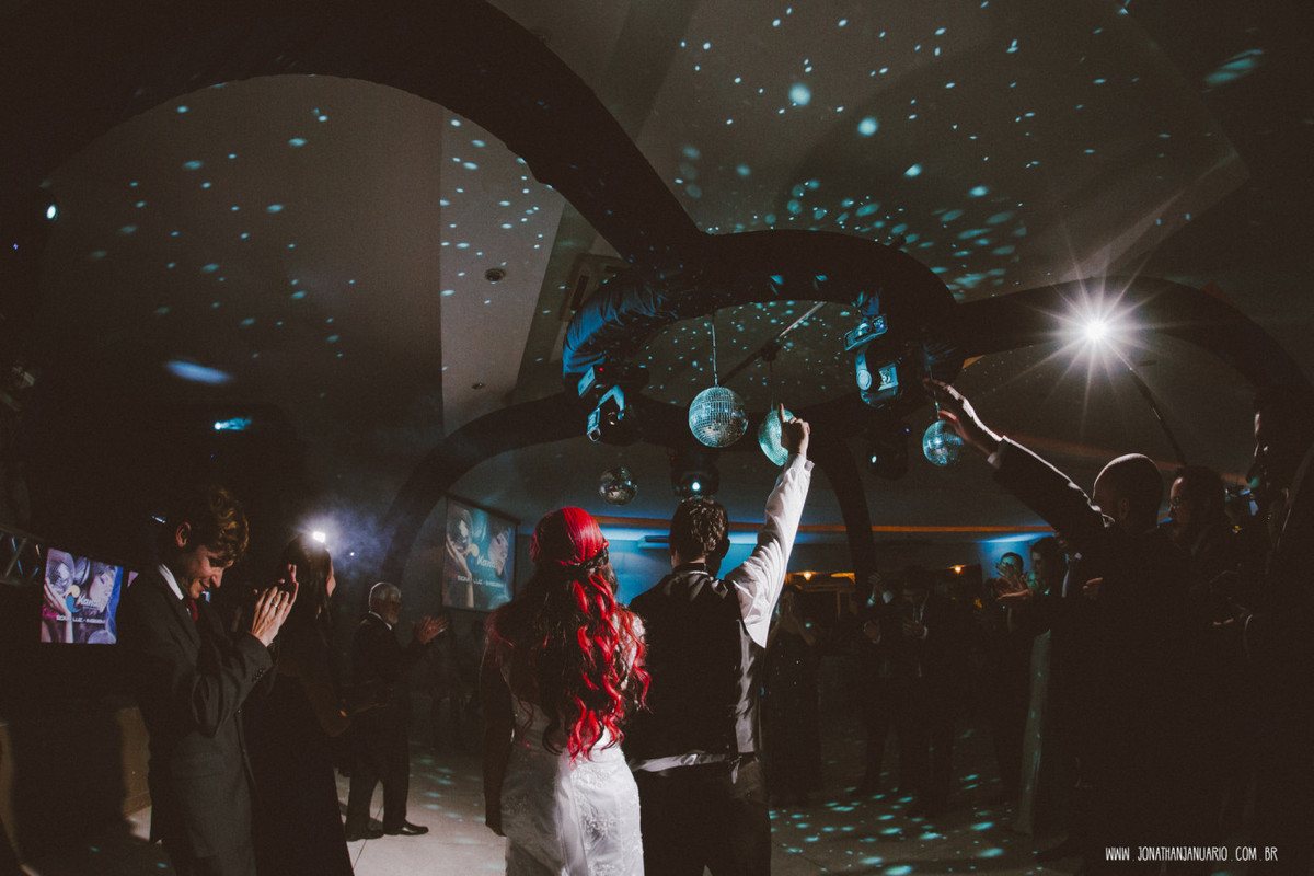 casal apaixonado, natureza, love, amor, Jonathan Januario, foto, fotografia, Araras, leme, limeira,campinas, São Paulo, Rio claro, folk, lifeStyle, montanha, foto na fazenda, casamento de noite, noiva, vestido de noiva, vestida pra casar, lápis de noiva