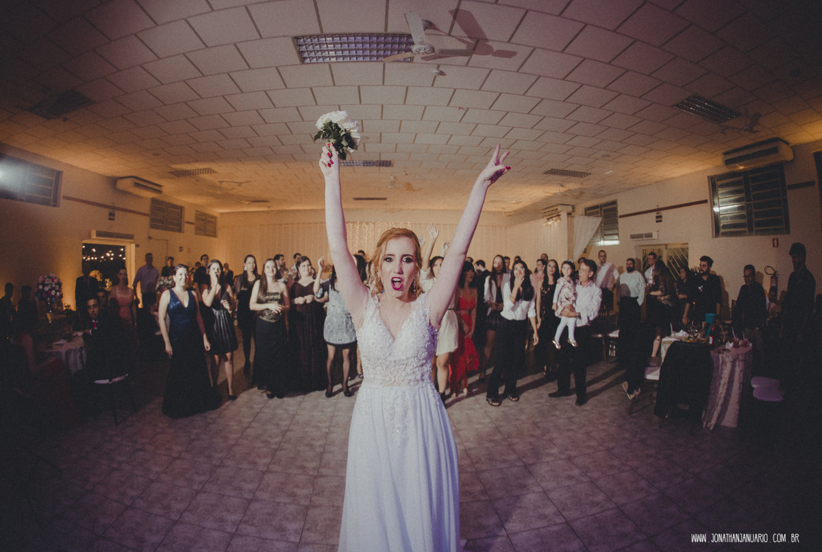 casal apaixonado, natureza, love, amor, Jonathan Januario, foto, fotografia, Araras, leme, limeira,campinas, São Paulo, Rio claro, folk, lifeStyle, montanha, foto na fazenda, casamento de noite, noiva, vestido de noiva, vestida pra casar, lápis de noiva