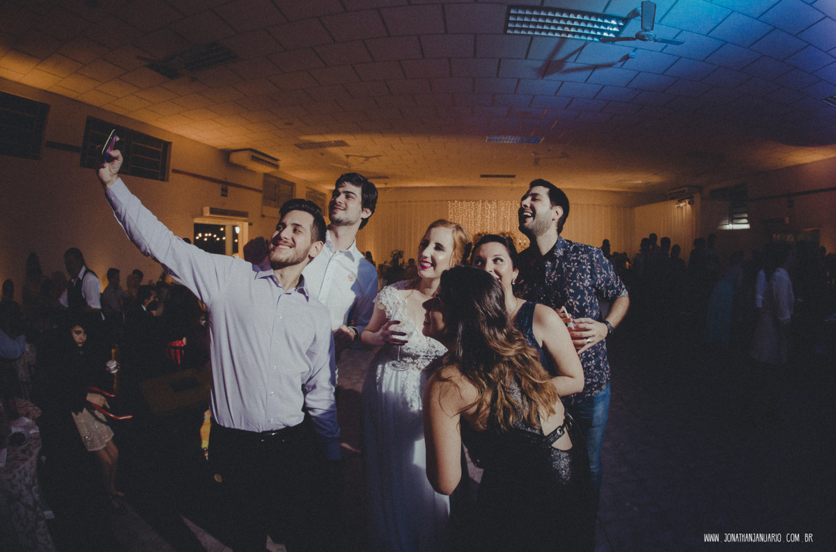 casal apaixonado, natureza, love, amor, Jonathan Januario, foto, fotografia, Araras, leme, limeira,campinas, São Paulo, Rio claro, folk, lifeStyle, montanha, foto na fazenda, casamento de noite, noiva, vestido de noiva, vestida pra casar, lápis de noiva