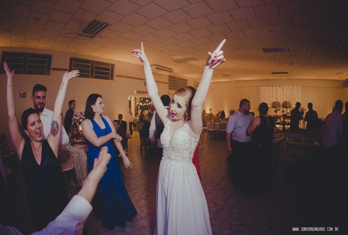 casal apaixonado, natureza, love, amor, Jonathan Januario, foto, fotografia, Araras, leme, limeira,campinas, São Paulo, Rio claro, folk, lifeStyle, montanha, foto na fazenda, casamento de noite, noiva, vestido de noiva, vestida pra casar, lápis de noiva