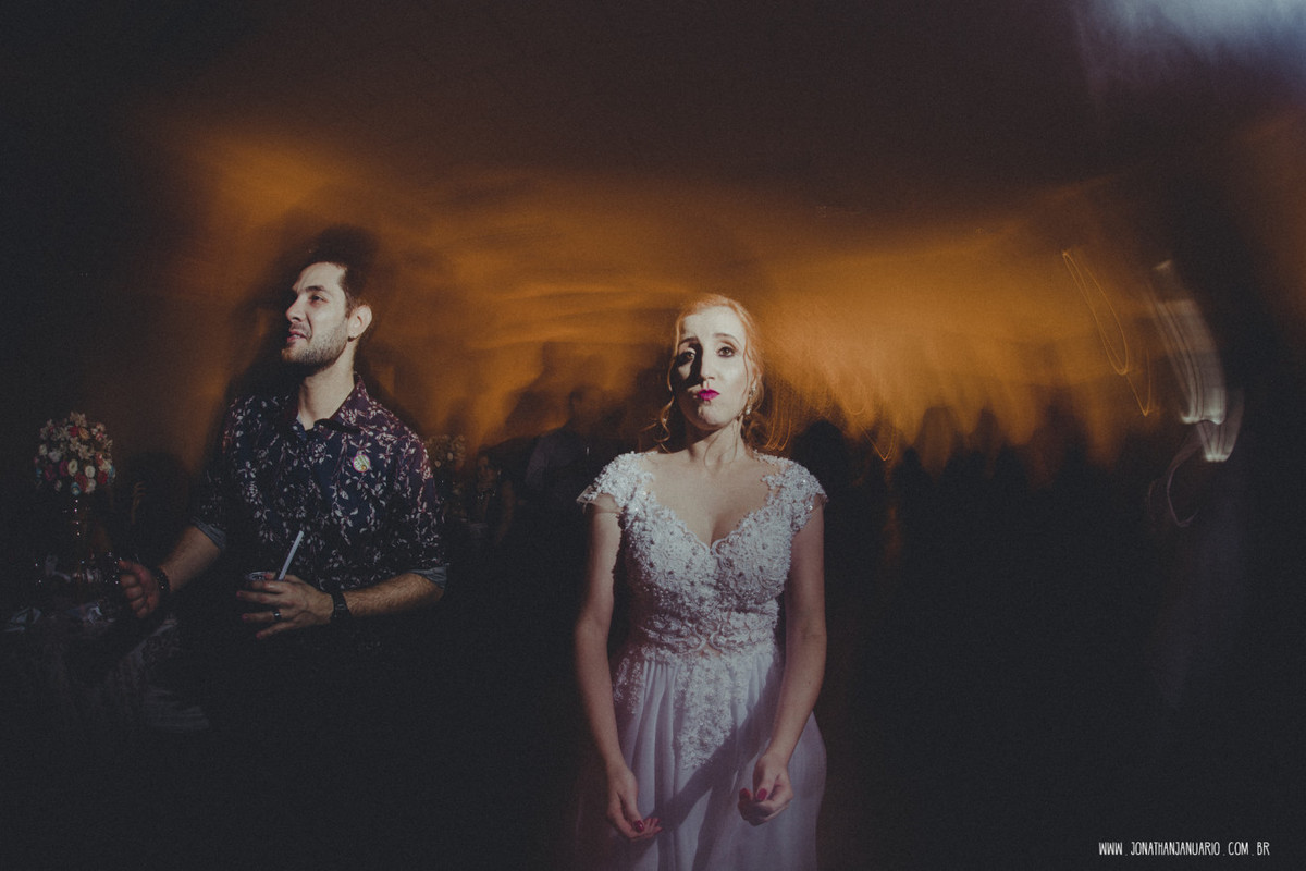 casal apaixonado, natureza, love, amor, Jonathan Januario, foto, fotografia, Araras, leme, limeira,campinas, São Paulo, Rio claro, folk, lifeStyle, montanha, foto na fazenda, casamento de noite, noiva, vestido de noiva, vestida pra casar, lápis de noiva