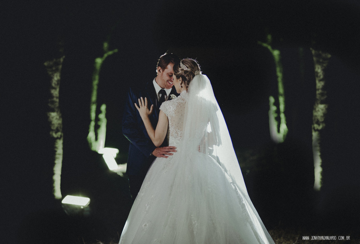 casal apaixonado, natureza, love, amor, Jonathan Januario, foto, fotografia, Araras, leme, limeira,campinas, São Paulo, Rio claro, folk, lifeStyle, montanha, foto na fazenda, casamento de noite, noiva, vestido de noiva, vestida pra casar, lápis de noiva