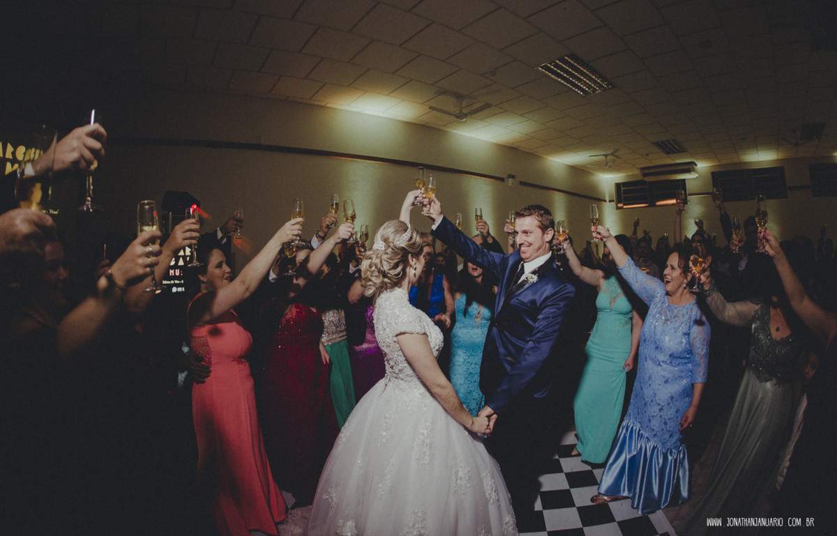 casal apaixonado, natureza, love, amor, Jonathan Januario, foto, fotografia, Araras, leme, limeira,campinas, São Paulo, Rio claro, folk, lifeStyle, montanha, foto na fazenda, casamento de noite, noiva, vestido de noiva, vestida pra casar, lápis de noiva