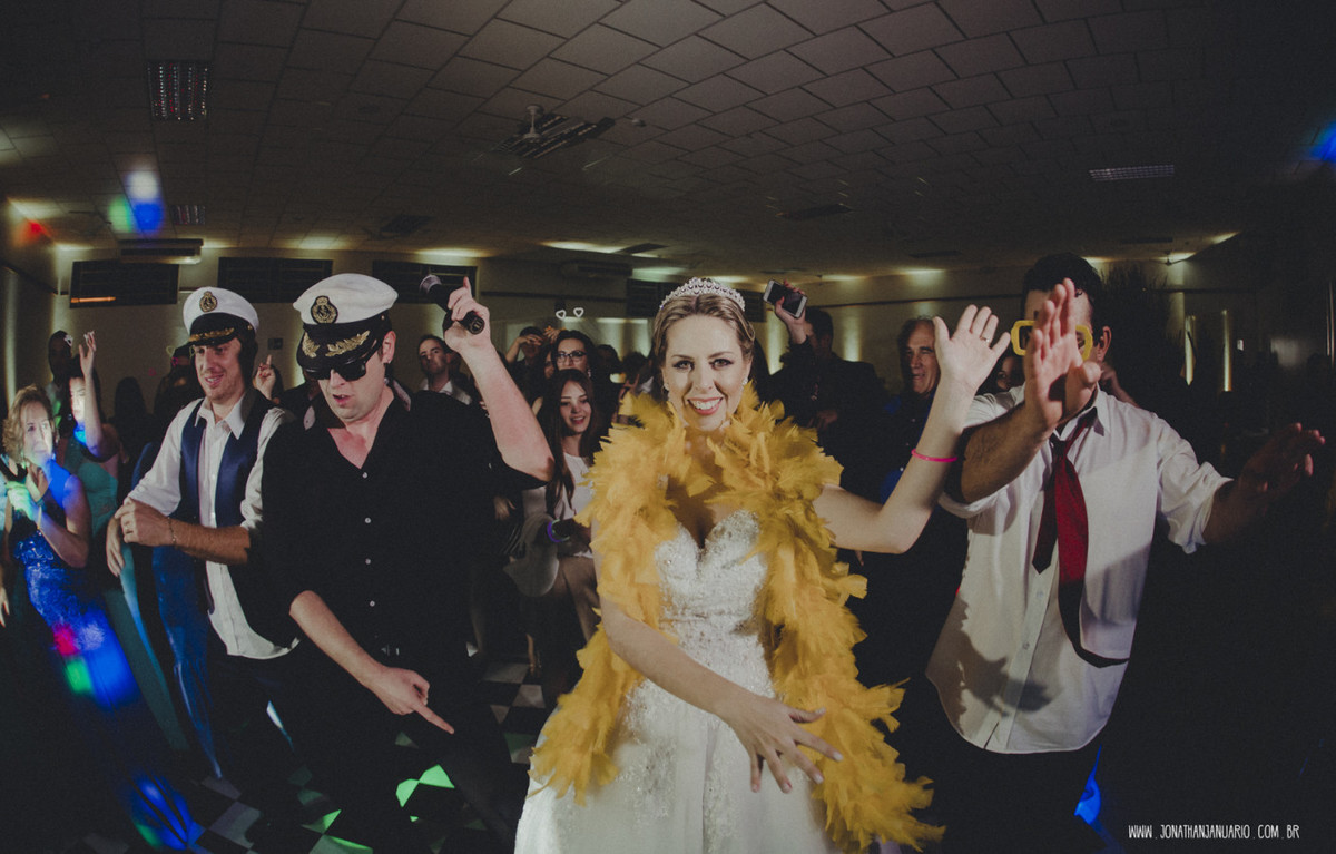 casal apaixonado, natureza, love, amor, Jonathan Januario, foto, fotografia, Araras, leme, limeira,campinas, São Paulo, Rio claro, folk, lifeStyle, montanha, foto na fazenda, casamento de noite, noiva, vestido de noiva, vestida pra casar, lápis de noiva
