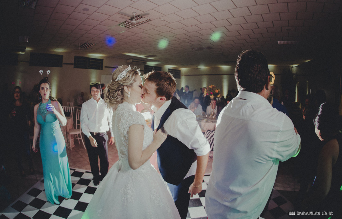 casal apaixonado, natureza, love, amor, Jonathan Januario, foto, fotografia, Araras, leme, limeira,campinas, São Paulo, Rio claro, folk, lifeStyle, montanha, foto na fazenda, casamento de noite, noiva, vestido de noiva, vestida pra casar, lápis de noiva