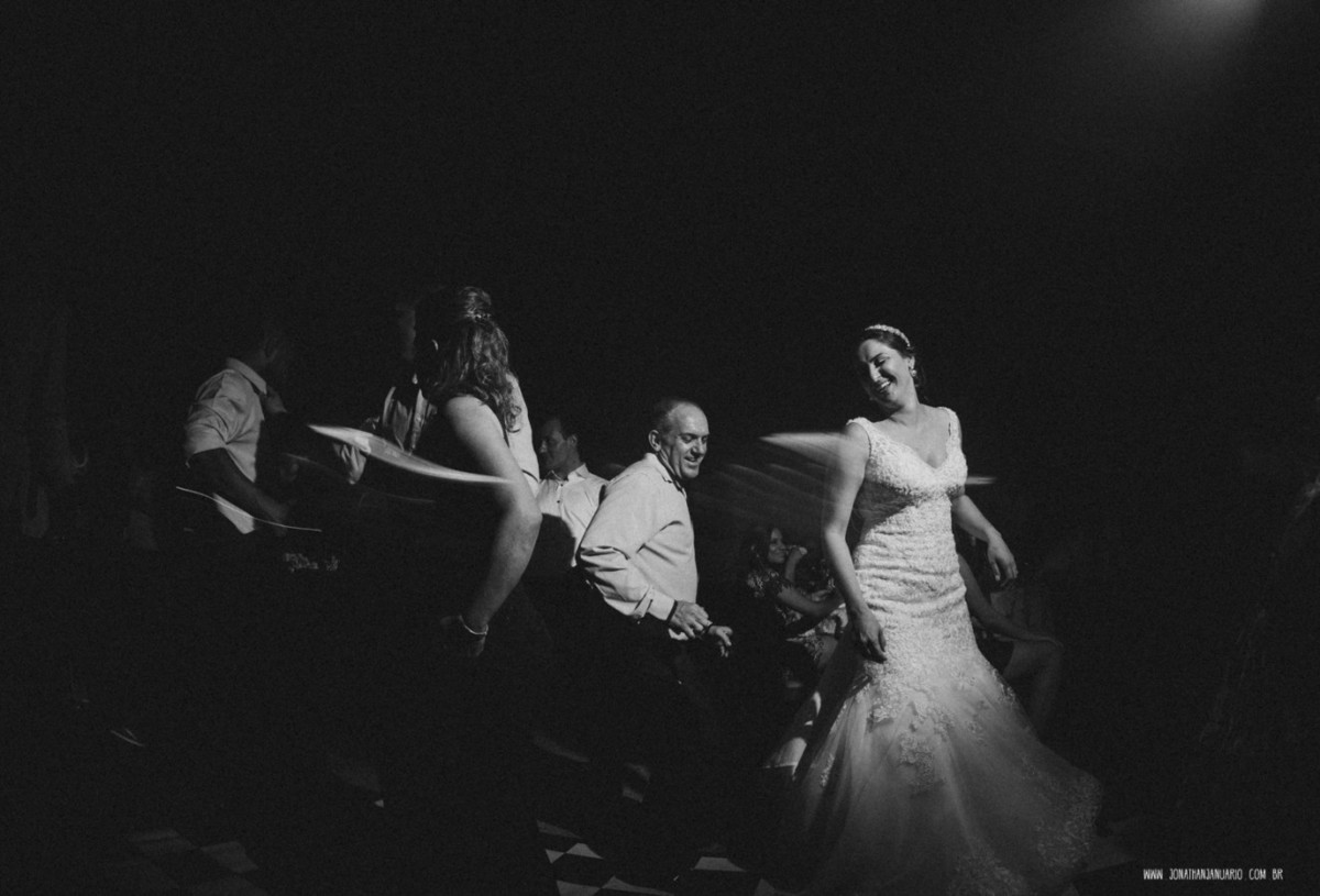 casal apaixonado, natureza, love, amor, Jonathan Januario, foto, fotografia, Araras, leme, limeira,campinas, São Paulo, Rio claro, folk, lifeStyle, montanha, foto na fazenda, casamento de noite, noiva, vestido de noiva, vestida pra casar, lápis de noiva