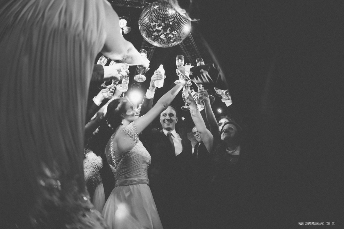 casal apaixonado, natureza, love, amor, Jonathan Januario, foto, fotografia, Araras, leme, limeira,campinas, São Paulo, Rio claro, folk, lifeStyle, montanha, foto na fazenda, casamento de noite, noiva, vestido de noiva, vestida pra casar, lápis de noiva