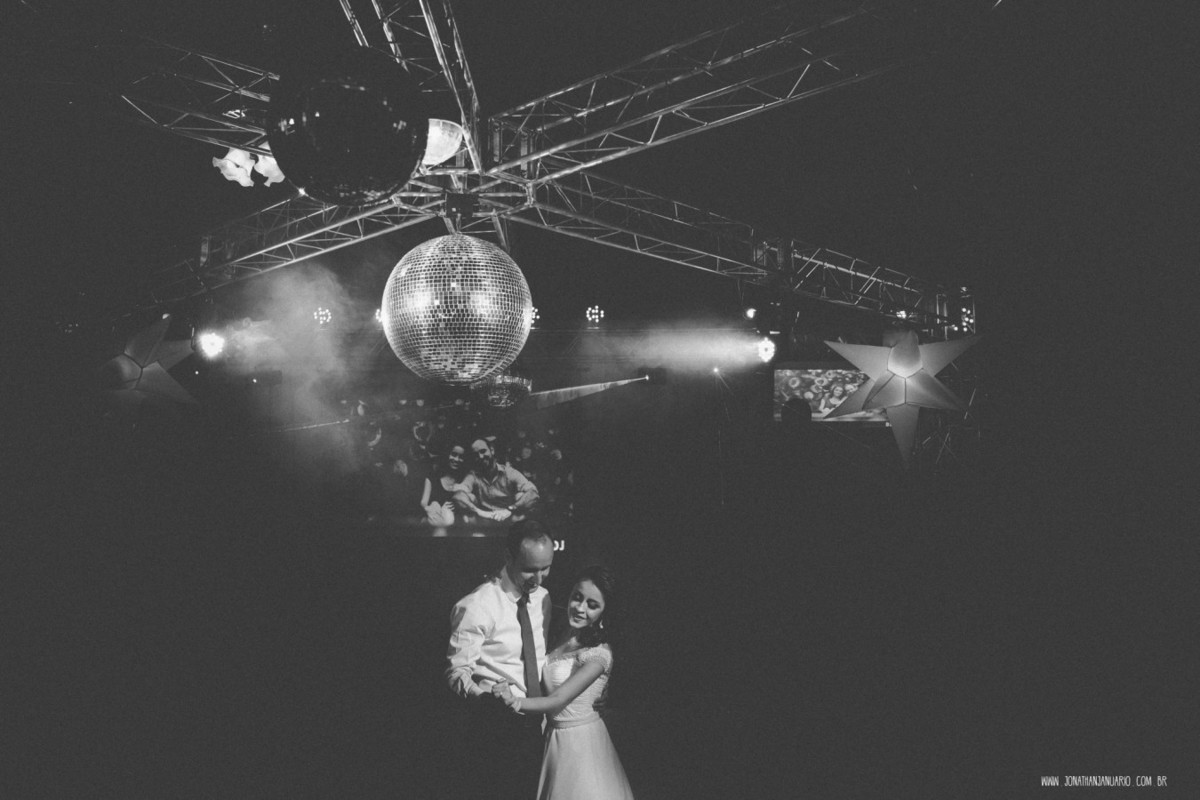 casal apaixonado, natureza, love, amor, Jonathan Januario, foto, fotografia, Araras, leme, limeira,campinas, São Paulo, Rio claro, folk, lifeStyle, montanha, foto na fazenda, casamento de noite, noiva, vestido de noiva, vestida pra casar, lápis de noiva