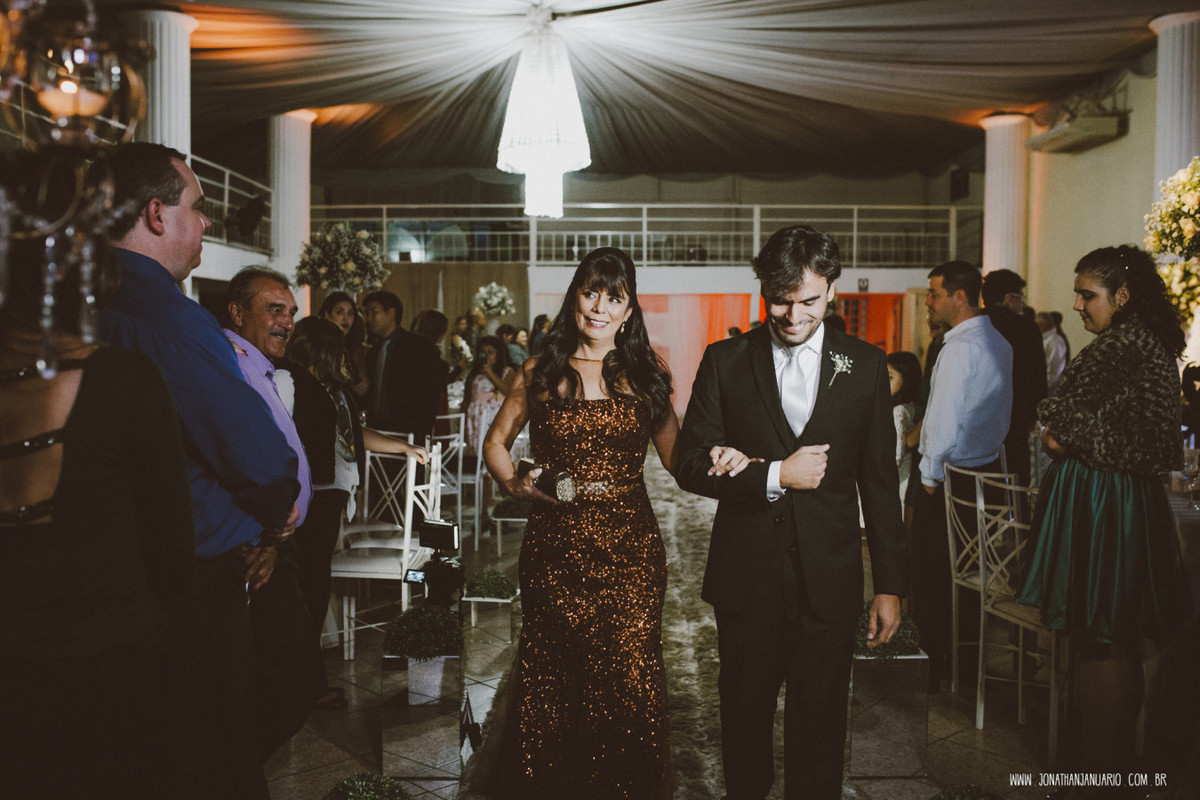 casal apaixonado, natureza, love, amor, Jonathan Januario, foto, fotografia, Araras, leme, limeira,campinas, São Paulo, Rio claro, folk, lifeStyle, montanha, foto na fazenda, casamento de noite, noiva, vestido de noiva, vestida pra casar, lápis de noiva