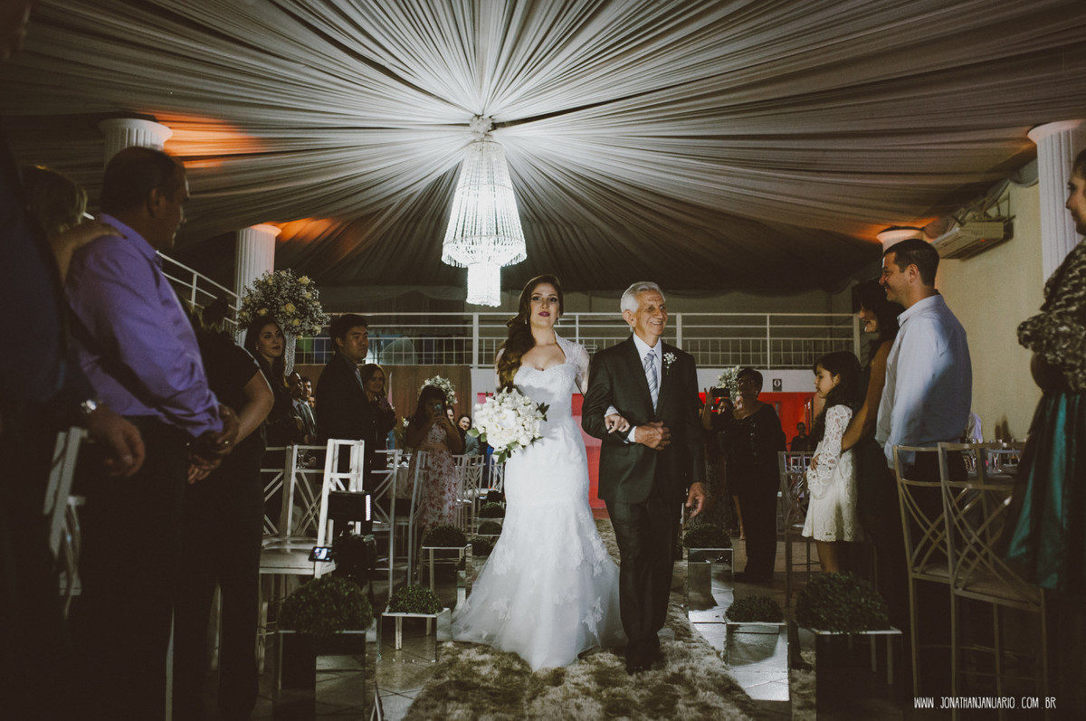 casal apaixonado, natureza, love, amor, Jonathan Januario, foto, fotografia, Araras, leme, limeira,campinas, São Paulo, Rio claro, folk, lifeStyle, montanha, foto na fazenda, casamento de noite, noiva, vestido de noiva, vestida pra casar, lápis de noiva