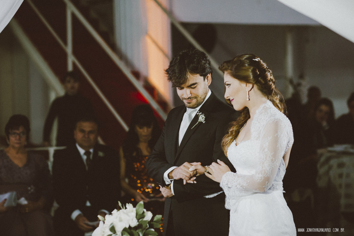 casal apaixonado, natureza, love, amor, Jonathan Januario, foto, fotografia, Araras, leme, limeira,campinas, São Paulo, Rio claro, folk, lifeStyle, montanha, foto na fazenda, casamento de noite, noiva, vestido de noiva, vestida pra casar, lápis de noiva
