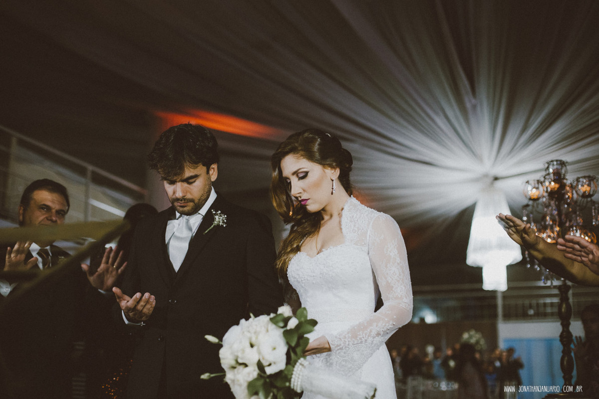 casal apaixonado, natureza, love, amor, Jonathan Januario, foto, fotografia, Araras, leme, limeira,campinas, São Paulo, Rio claro, folk, lifeStyle, montanha, foto na fazenda, casamento de noite, noiva, vestido de noiva, vestida pra casar, lápis de noiva