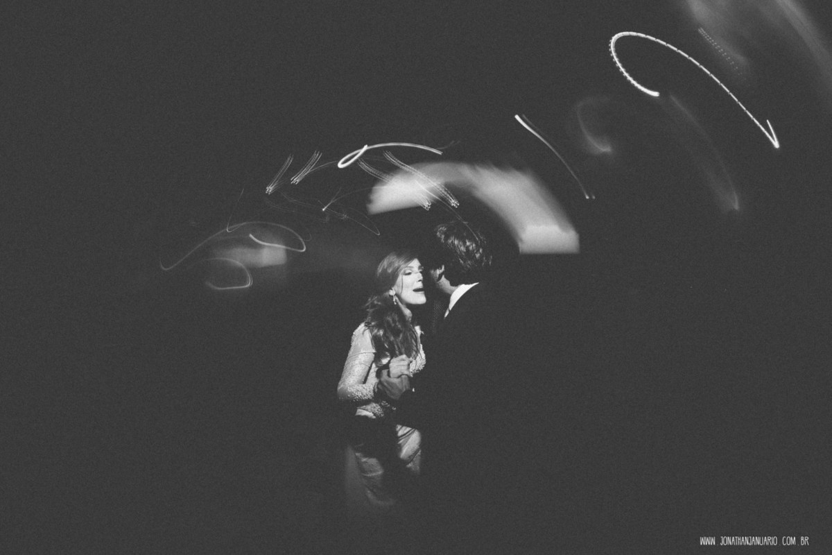 casal apaixonado, natureza, love, amor, Jonathan Januario, foto, fotografia, Araras, leme, limeira,campinas, São Paulo, Rio claro, folk, lifeStyle, montanha, foto na fazenda, casamento de noite, noiva, vestido de noiva, vestida pra casar, lápis de noiva