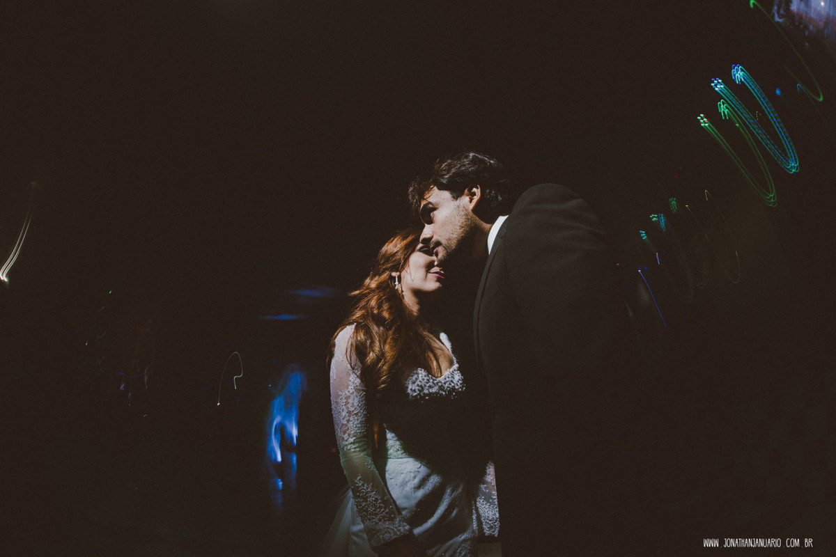 casal apaixonado, natureza, love, amor, Jonathan Januario, foto, fotografia, Araras, leme, limeira,campinas, São Paulo, Rio claro, folk, lifeStyle, montanha, foto na fazenda, casamento de noite, noiva, vestido de noiva, vestida pra casar, lápis de noiva