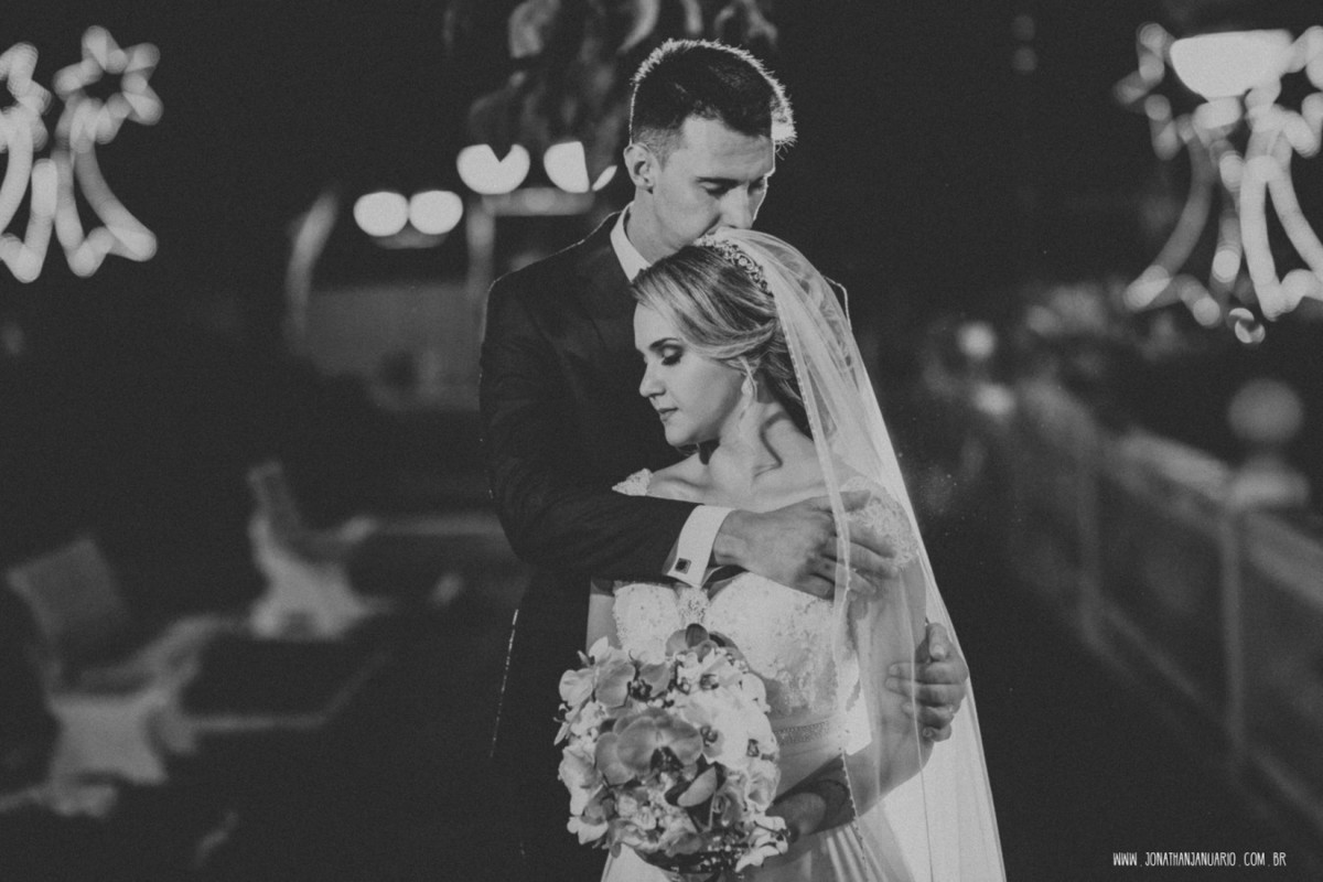 casal apaixonado, natureza, love, amor, Jonathan Januario, foto, fotografia, Araras, leme, limeira,campinas, São Paulo, Rio claro, folk, lifeStyle, montanha, foto na fazenda, casamento de noite, noiva, vestido de noiva, vestida pra casar, lápis de noiva