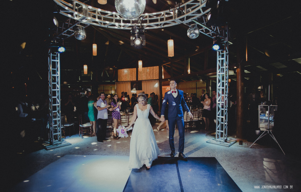 casal apaixonado, natureza, love, amor, Jonathan Januario, foto, fotografia, Araras, leme, limeira,campinas, São Paulo, Rio claro, folk, lifeStyle, montanha, foto na fazenda, casamento de noite, noiva, vestido de noiva, vestida pra casar, lápis de noiva