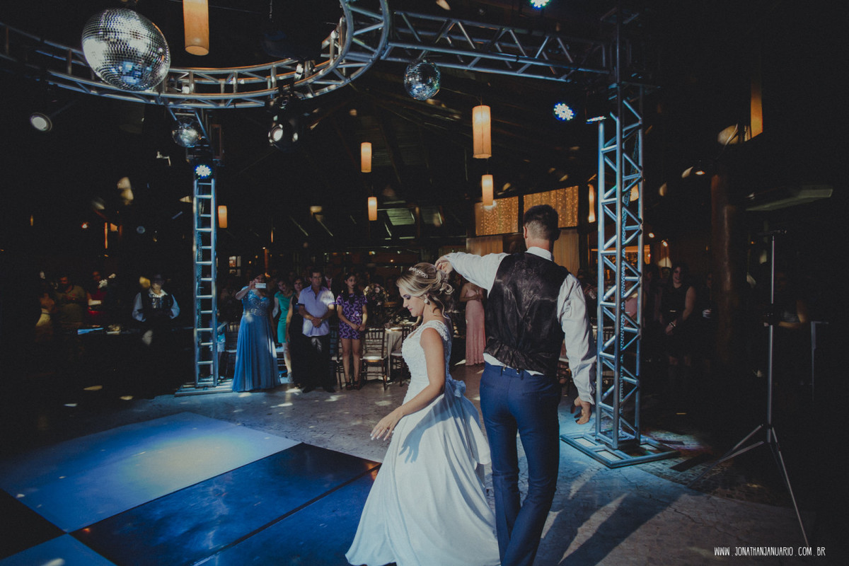 casal apaixonado, natureza, love, amor, Jonathan Januario, foto, fotografia, Araras, leme, limeira,campinas, São Paulo, Rio claro, folk, lifeStyle, montanha, foto na fazenda, casamento de noite, noiva, vestido de noiva, vestida pra casar, lápis de noiva