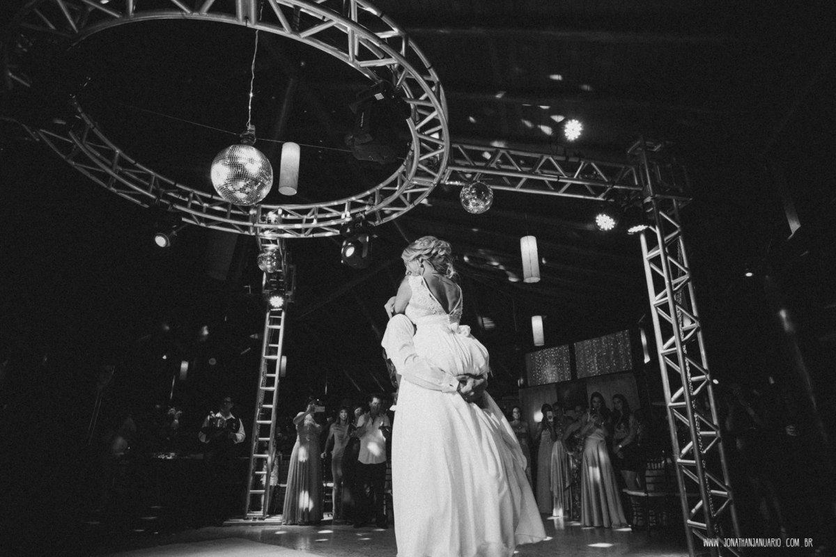 casal apaixonado, natureza, love, amor, Jonathan Januario, foto, fotografia, Araras, leme, limeira,campinas, São Paulo, Rio claro, folk, lifeStyle, montanha, foto na fazenda, casamento de noite, noiva, vestido de noiva, vestida pra casar, lápis de noiva