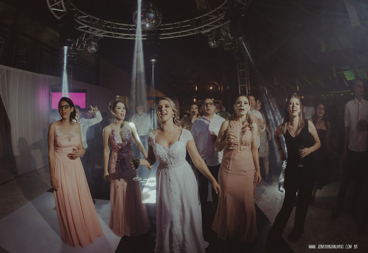 casal apaixonado, natureza, love, amor, Jonathan Januario, foto, fotografia, Araras, leme, limeira,campinas, São Paulo, Rio claro, folk, lifeStyle, montanha, foto na fazenda, casamento de noite, noiva, vestido de noiva, vestida pra casar, lápis de noiva