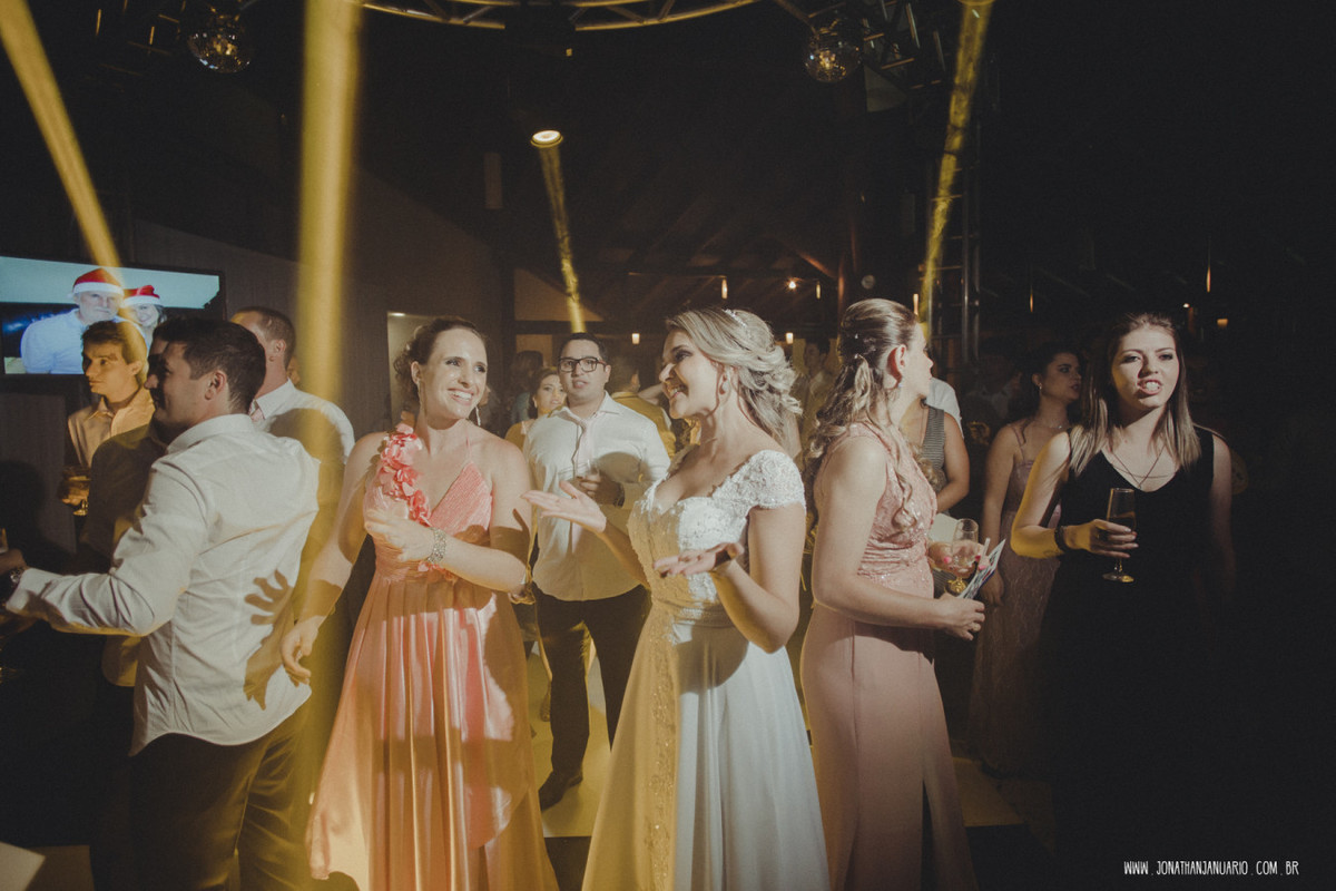 casal apaixonado, natureza, love, amor, Jonathan Januario, foto, fotografia, Araras, leme, limeira,campinas, São Paulo, Rio claro, folk, lifeStyle, montanha, foto na fazenda, casamento de noite, noiva, vestido de noiva, vestida pra casar, lápis de noiva