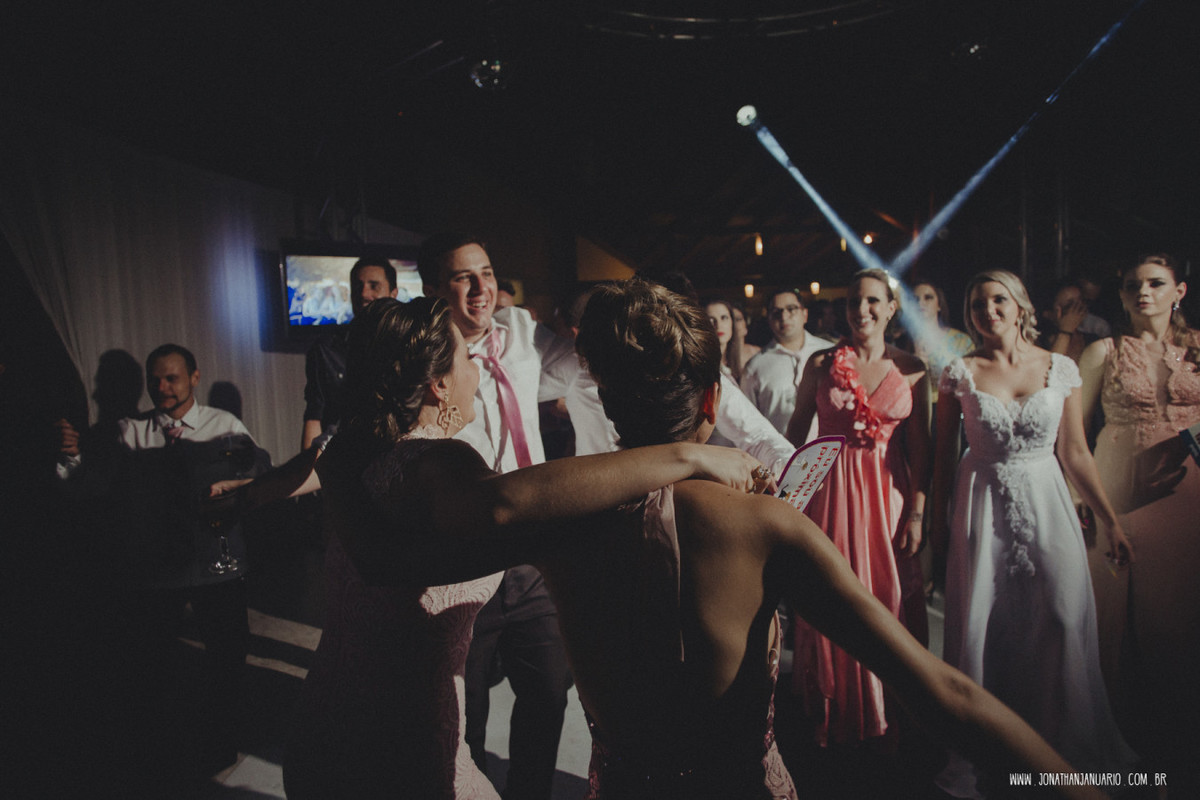 casal apaixonado, natureza, love, amor, Jonathan Januario, foto, fotografia, Araras, leme, limeira,campinas, São Paulo, Rio claro, folk, lifeStyle, montanha, foto na fazenda, casamento de noite, noiva, vestido de noiva, vestida pra casar, lápis de noiva