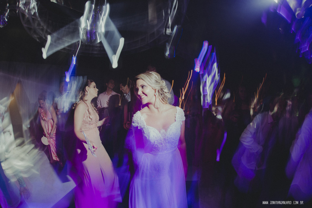 casal apaixonado, natureza, love, amor, Jonathan Januario, foto, fotografia, Araras, leme, limeira,campinas, São Paulo, Rio claro, folk, lifeStyle, montanha, foto na fazenda, casamento de noite, noiva, vestido de noiva, vestida pra casar, lápis de noiva