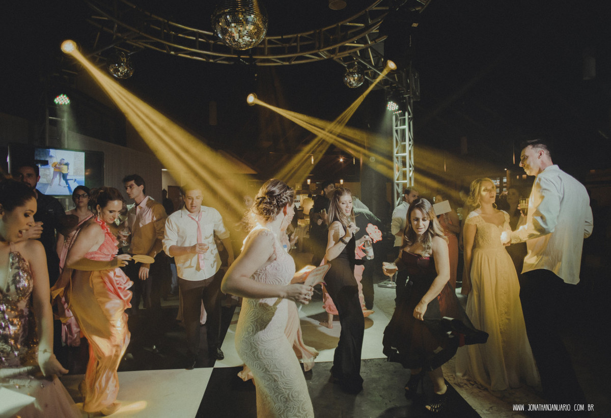 casal apaixonado, natureza, love, amor, Jonathan Januario, foto, fotografia, Araras, leme, limeira,campinas, São Paulo, Rio claro, folk, lifeStyle, montanha, foto na fazenda, casamento de noite, noiva, vestido de noiva, vestida pra casar, lápis de noiva