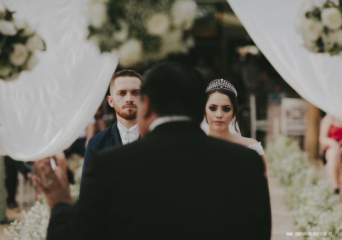 casal apaixonado, natureza, love, amor, Jonathan Januario, foto, fotografia, Araras, leme, limeira,campinas, São Paulo, Rio claro, folk, lifeStyle, montanha, foto na fazenda, casamento de dia, noiva, vestido de noiva, vestida pra casar, lápis de noiva,