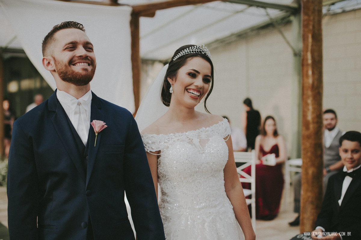 casal apaixonado, natureza, love, amor, Jonathan Januario, foto, fotografia, Araras, leme, limeira,campinas, São Paulo, Rio claro, folk, lifeStyle, montanha, foto na fazenda, casamento de dia, noiva, vestido de noiva, vestida pra casar, lápis de noiva,