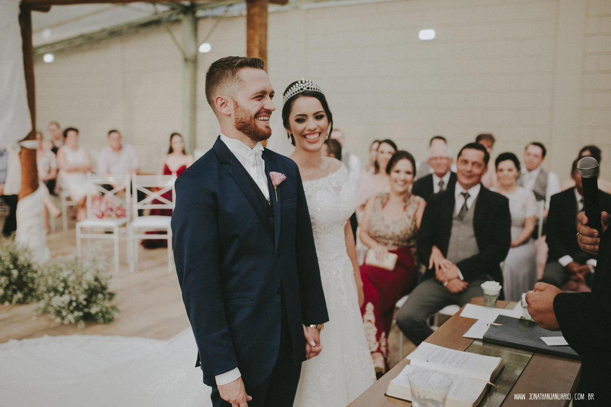 casal apaixonado, natureza, love, amor, Jonathan Januario, foto, fotografia, Araras, leme, limeira,campinas, São Paulo, Rio claro, folk, lifeStyle, montanha, foto na fazenda, casamento de dia, noiva, vestido de noiva, vestida pra casar, lápis de noiva,