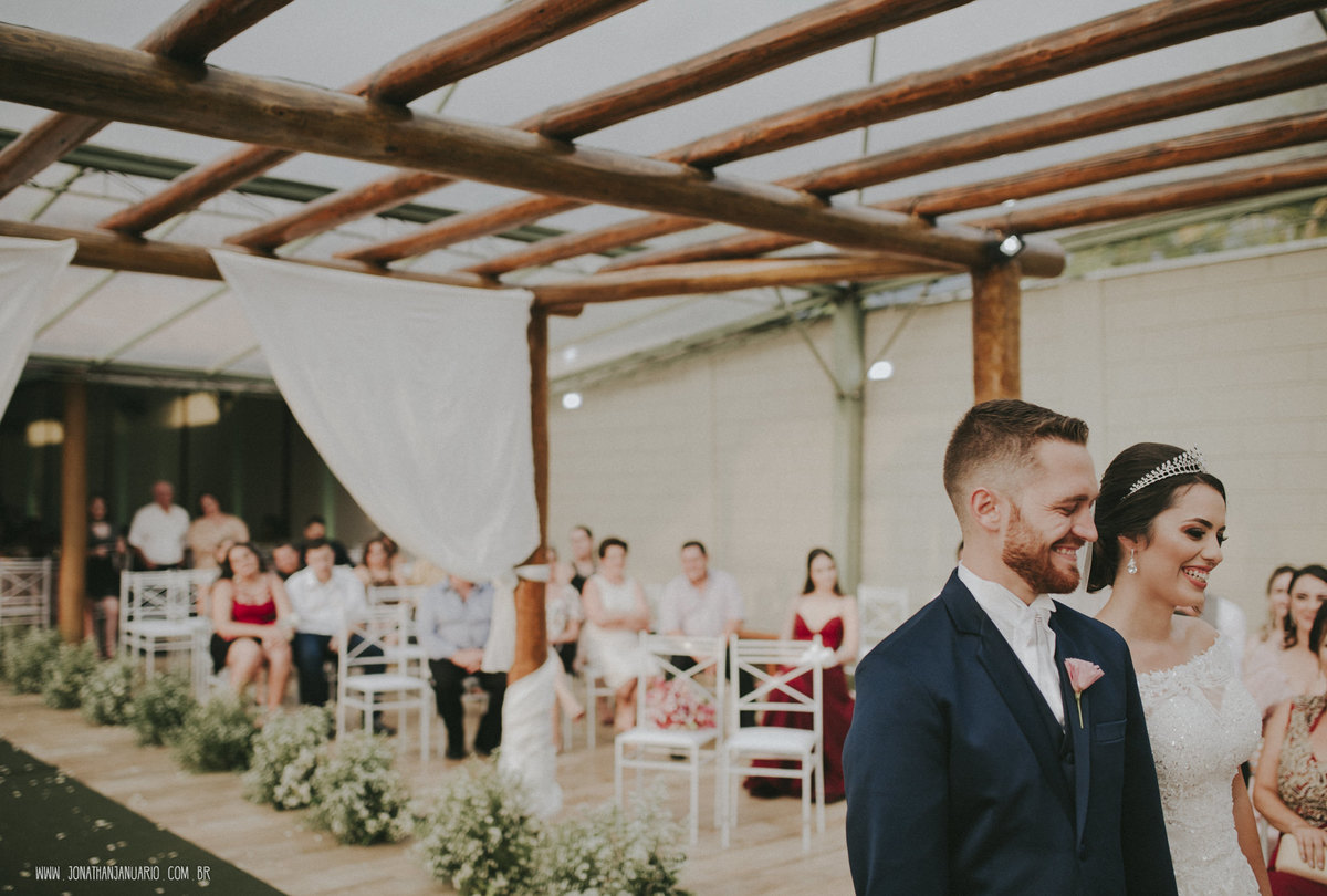 casal apaixonado, natureza, love, amor, Jonathan Januario, foto, fotografia, Araras, leme, limeira,campinas, São Paulo, Rio claro, folk, lifeStyle, montanha, foto na fazenda, casamento de dia, noiva, vestido de noiva, vestida pra casar, lápis de noiva,