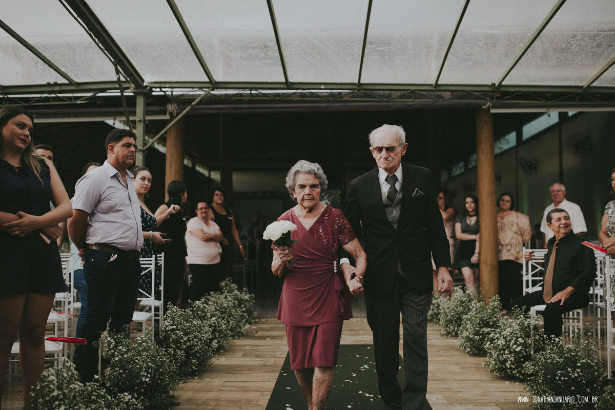 casal apaixonado, natureza, love, amor, Jonathan Januario, foto, fotografia, Araras, leme, limeira,campinas, São Paulo, Rio claro, folk, lifeStyle, montanha, foto na fazenda, casamento de dia, noiva, vestido de noiva, vestida pra casar, lápis de noiva,