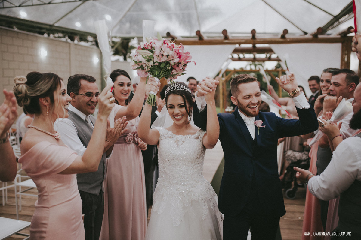 casal apaixonado, natureza, love, amor, Jonathan Januario, foto, fotografia, Araras, leme, limeira,campinas, São Paulo, Rio claro, folk, lifeStyle, montanha, foto na fazenda, casamento de dia, noiva, vestido de noiva, vestida pra casar, lápis de noiva,