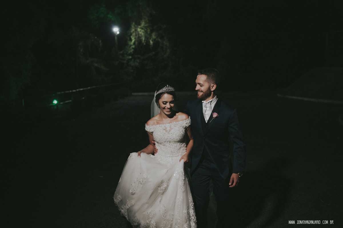casal apaixonado, natureza, love, amor, Jonathan Januario, foto, fotografia, Araras, leme, limeira,campinas, São Paulo, Rio claro, folk, lifeStyle, montanha, foto na fazenda, casamento de dia, noiva, vestido de noiva, vestida pra casar, lápis de noiva,