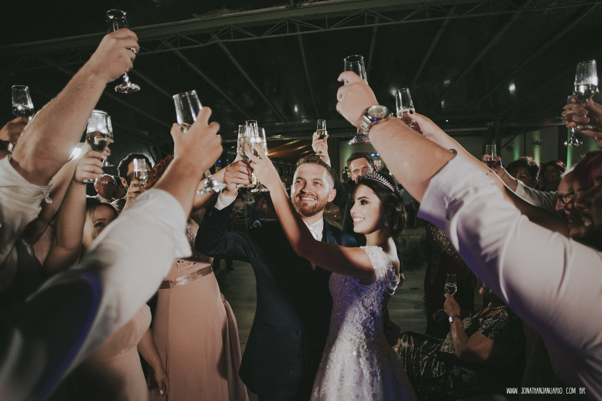 casal apaixonado, natureza, love, amor, Jonathan Januario, foto, fotografia, Araras, leme, limeira,campinas, São Paulo, Rio claro, folk, lifeStyle, montanha, foto na fazenda, casamento de dia, noiva, vestido de noiva, vestida pra casar, lápis de noiva,