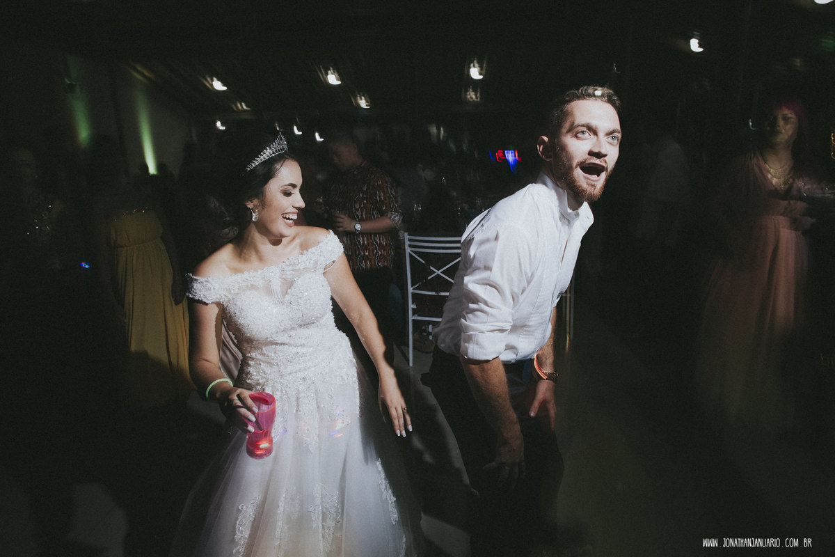 casal apaixonado, natureza, love, amor, Jonathan Januario, foto, fotografia, Araras, leme, limeira,campinas, São Paulo, Rio claro, folk, lifeStyle, montanha, foto na fazenda, casamento de dia, noiva, vestido de noiva, vestida pra casar, lápis de noiva,