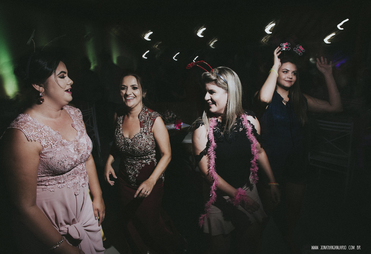 casal apaixonado, natureza, love, amor, Jonathan Januario, foto, fotografia, Araras, leme, limeira,campinas, São Paulo, Rio claro, folk, lifeStyle, montanha, foto na fazenda, casamento de dia, noiva, vestido de noiva, vestida pra casar, lápis de noiva,