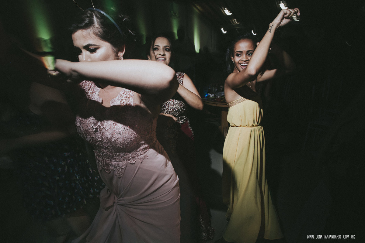 casal apaixonado, natureza, love, amor, Jonathan Januario, foto, fotografia, Araras, leme, limeira,campinas, São Paulo, Rio claro, folk, lifeStyle, montanha, foto na fazenda, casamento de dia, noiva, vestido de noiva, vestida pra casar, lápis de noiva,