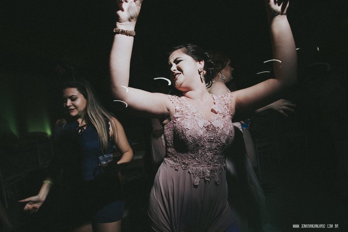 casal apaixonado, natureza, love, amor, Jonathan Januario, foto, fotografia, Araras, leme, limeira,campinas, São Paulo, Rio claro, folk, lifeStyle, montanha, foto na fazenda, casamento de dia, noiva, vestido de noiva, vestida pra casar, lápis de noiva,