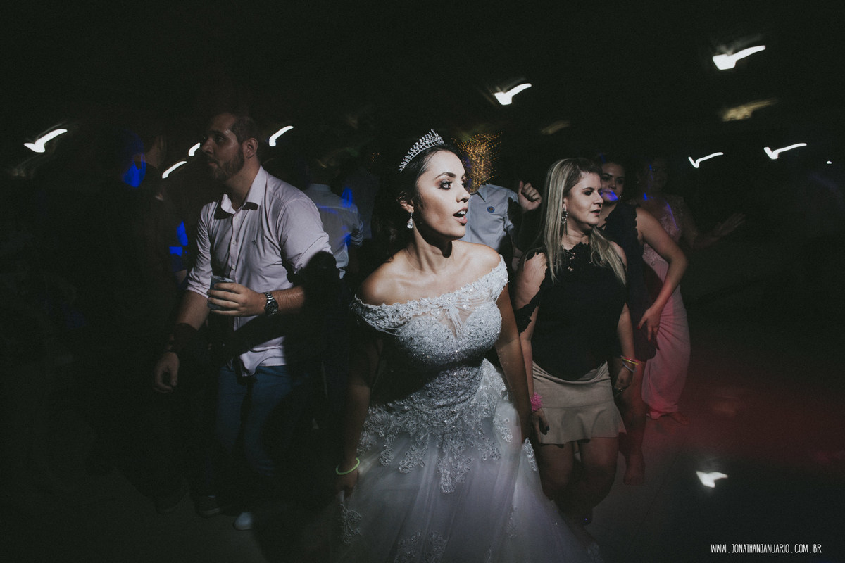 casal apaixonado, natureza, love, amor, Jonathan Januario, foto, fotografia, Araras, leme, limeira,campinas, São Paulo, Rio claro, folk, lifeStyle, montanha, foto na fazenda, casamento de dia, noiva, vestido de noiva, vestida pra casar, lápis de noiva,