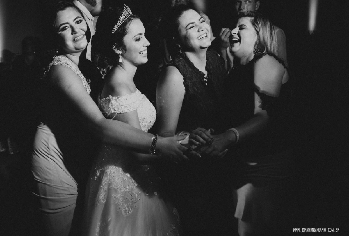 casal apaixonado, natureza, love, amor, Jonathan Januario, foto, fotografia, Araras, leme, limeira,campinas, São Paulo, Rio claro, folk, lifeStyle, montanha, foto na fazenda, casamento de dia, noiva, vestido de noiva, vestida pra casar, lápis de noiva,